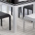 A軒の家具のテーブルと椅子の組み合わせモダシンプレルガラスの白黒ファッションつづり合わせのレストラン家具の白黒つづり合わせの4つのテーブル（白い食事椅子）