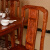 タイガーマスター赤木家具アフリカ花梨（学名：ハリネズミ紫檀）純木テーブルとテーブルと椅子を組み合わせた折りたたみたみテーブル中国風六椅子レストランセットの家具テーブルに4つの椅子がついています。
