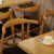 子瑞ファーストフードのテーブルと椅子、鉄芸牛角椅子とテーブルと椅子とコーヒーホールのミルクティーのお店一つのテーブル、四椅子と原木色