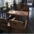 漫コーヒー胡桃の中のテーブルと椅子の老楡木純木カフェのテーブルと椅子の組み合わせはレトロな四角形の二人のテーブルです。70×70平面のテーブルです。