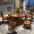 ルーフィトテーブルが伸縮して折れたみみ純木食テーブルとテーブルの組み合わせテーブルテーブルテーブルの食事椅子セットLC-6335 1.38メートル胡桃色のテーブル4つの椅子があります。