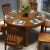 ルーフィトテーブルが伸縮して折れたみみ純木食テーブルとテーブルの組み合わせテーブルテーブルテーブルの食事椅子セットLC-6335 1.38メートル胡桃色のテーブル4つの椅子があります。