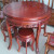 天璽香讃中華純木テーブル6人の楡の木の円形の大きい食事テーブルは古い家具の小さなテーブルを訪問します。4人のテーブルは1メートルです。古い赤色の円卓を訪問します。直径80は4つのベンチを持っています。
