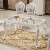 宝雅蒂斯洋風大理石テーブルセット純木彫刻模様象牙白漆1.3 m木のテーブルに四つの椅子があります。