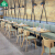 北欧カフェテリアレストランのソファブックバー図書館の純木椅子レストランの食事バーテーブルと椅子の組み合わせのテーマレストランのカフェテリアのミルクティーの店のデザートの2人のソファがカスタマイズされました。