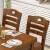 優ka吉テーブル純木テーブルとテーブルと椅子を組み合わせた四つの椅子と茶色のテーブルです。