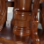白檀家匠の純木円卓円形テーブル中華古彫刻ベルト回転台大円卓回転物テーブルテーブルホテルのテーブルとテーブルのセットは1.3メートルの竜骨台脚（デフォルトは胡桃色）シングルテーブル+8本の年間魚用椅子（回転盤とガラスを配合）があります。