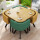 原木色の四角いテーブル+青い黄色の椅子を組み合わせます。