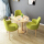 草緑のテーブルに3つの椅子と布のスタイル