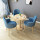 青いテーブルと三つの椅子の皮のタイプ