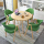 テーブルの4つの椅子と緑の皮