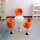 全白テーブルオレンジの椅子