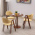 くるみの色の帯木目の丸いテーブル-黄色の布の椅子
