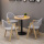 原木色のテーブル-線の灰色の布の椅子