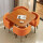 コーヒー色の四角いテーブルにオレンジの布椅子を配します。