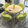 緑の布椅子+原木のテーブル+四つの椅子一つ