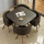 黒い角テーブルのコーヒー色の椅子