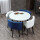 大理石の丸いテーブルの2つの青い2つの白い革の椅子をまねて、テーブルの4つの椅子を座ります。