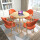 水曲色テーブル+橙皮椅子は木目スタンドを模しています。