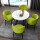 草緑色の布椅子一つのテーブル四椅子90径のテーブル