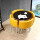 大理石の黒い円卓の黄色の皮の椅子をまねて、テーブルの4つの椅子。