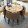 水曲丸テーブルコーヒー色の布椅子とテーブルの四つの椅子。
