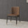 小さいサイズの椅子と茶色のシングルシート