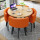 水曲色の円卓、オレンジの皮椅子、四つの椅子。