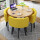 水曲色の円卓と黄色の布椅子と四つの椅子。