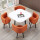 80白い四角いテーブルのオレンジ色の椅子
