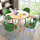 原木色のテーブルの緑の皮の椅子
