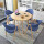 原木色のテーブルの青い皮の椅子