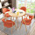 原木色テーブルオレンジの布椅子