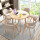 原木色のテーブルのカーキ色の布椅子