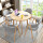 原木色のテーブル浅い灰色の布椅子