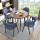 胡桃色のテーブルと青い布の椅子